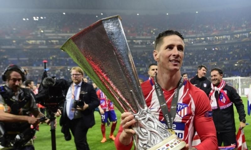 Torres volgt Iniesta naar Japan: spits poseert met het shirt van zijn nieuwe club Afbeelding: Torres volgt Iniesta naar Japan: spits poseert met het shirt van zijn nieuwe club