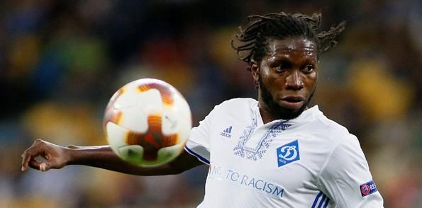 Mbokani doet de geruchten over terugkeer oplaaien door opmerkelijk fotomoment