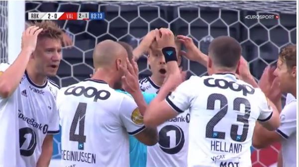 Waar is de VAR als je hem nodig hebt? Kopbal wordt hands en bal gaat op de stip