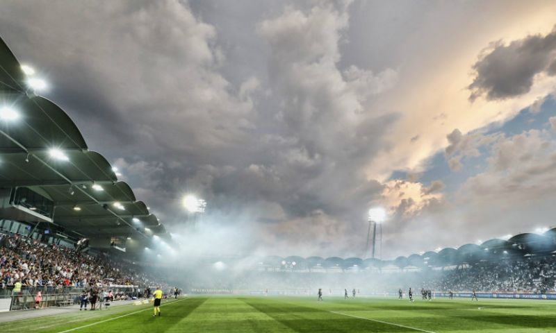 Fans van oude Ajax-bekende misdragen zich: grensrechter geveld door bierblikje Afbeelding: Fans van oude Ajax-bekende misdragen zich: grensrechter geveld door bierblikje