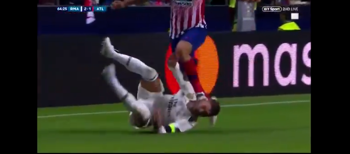 Snoeihard duel tussen Diego Costa en Ramos: Real-captain krijgt schoen tegen hoofd