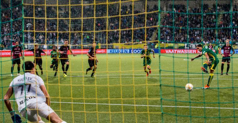 Twitter gaat los na 'onterechte' penalty ADO: 'Laat deze man niet meer fluiten'
