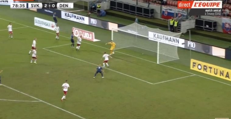 Deense zaalvoetballer maakt klungelige eigen goal tijdens velddebuut