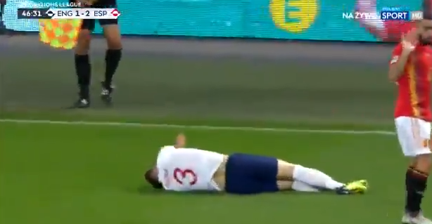 Rotbeelden op Wembley: pechvogel Shaw op brancard van veld na harde botsing