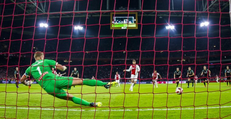 Padt discussieert met interviewer: 'Ja, ben je voor Ajax? PSV speelt toch ook?'