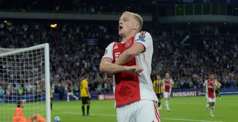 Van de Beek verklaart opvallend juichgebaar: Het doet pijn, lijkt me logisch