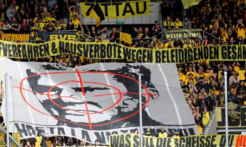 Dortmund-fans tonen afkeer met walgelijk spandoek van Hoffenheim-suikeroom Afbeelding: Dortmund-fans tonen afkeer met walgelijk spandoek van Hoffenheim-suikeroom