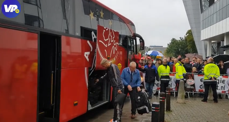 Ajax-spelers flink uitgejouwd bij aankomst Philips Stadion: 'Donny op de bank'