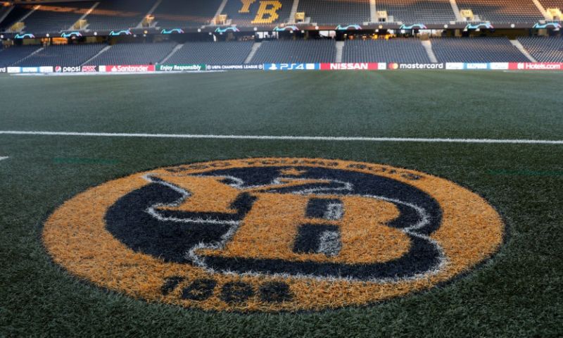 Sulejmani en Van Wolfswinkel zien ludieke protesten: controllers op het veld Afbeelding: Sulejmani en Van Wolfswinkel zien ludieke protesten: controllers op het veld