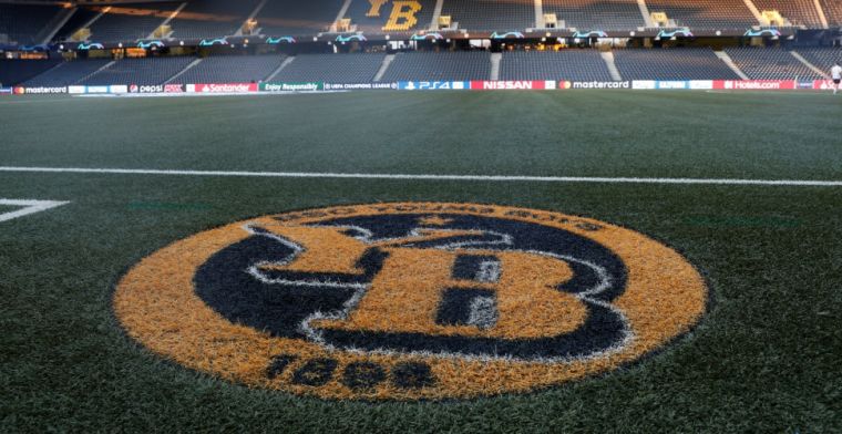 Sulejmani en Van Wolfswinkel zien ludieke protesten: controllers op het veld