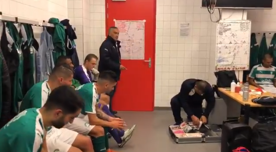 Te Werve in de rust 0-4 achter tegen Ajax, trainer woest en geeft donderspeech