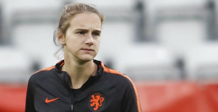 'Ophef bij Oranje Leeuwinnen: chagrijnige Miedema wordt weggehouden bij de pers'
