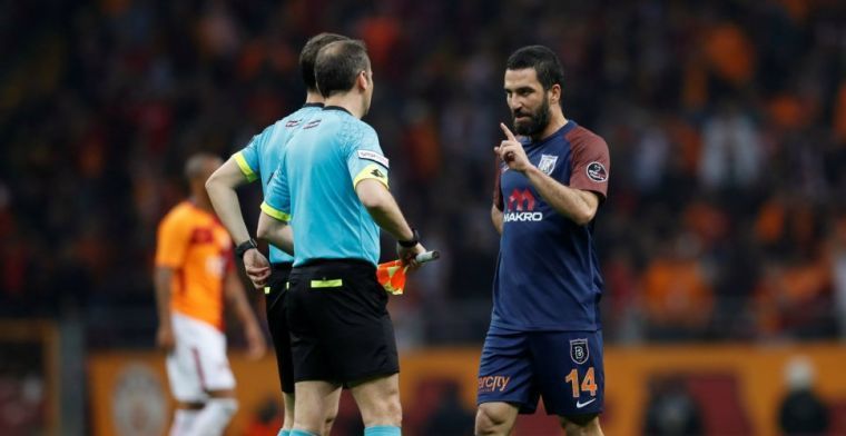 'Turan wéér in de nesten: Barça-huurling slaat Turkse popzanger ziekenhuis in'