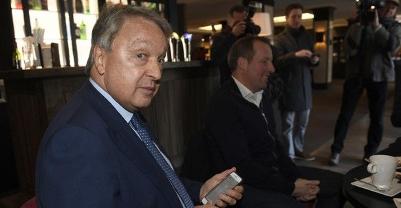 'Van Holsbeeck pakte het verstandiger aan dan Devroe en Coucke'
