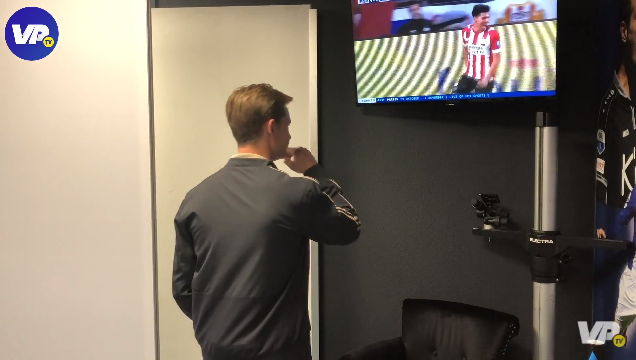 Frenkie de Jong kijkt samenvatting PSV en maakt wegwerpgebaartje