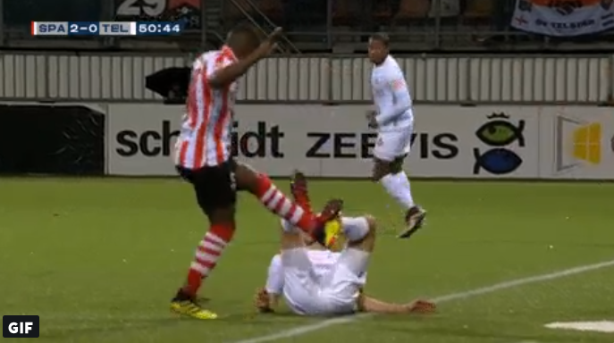 Grappig moment tijdens Sparta-Telstar: Drenthe blijft vastzitten aan tegenstander