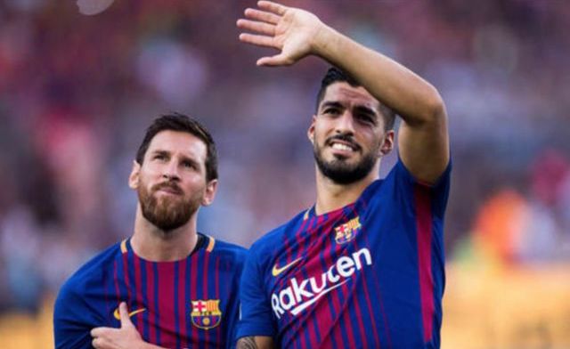 Messi y Suárez celebran la victoria ante el Madrid brindando