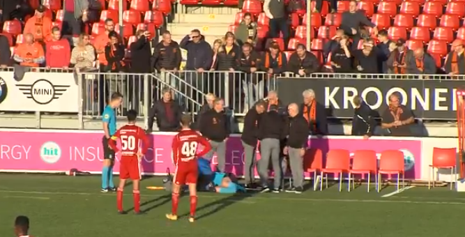 Zelden vertoond: keiharde botsing tussen trainer en grensrechter in Tweede Divisie