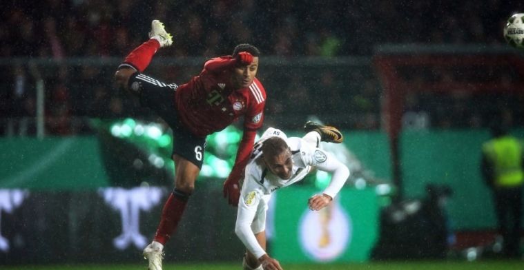 Thiago se lesiona y sale en muletas del estadio