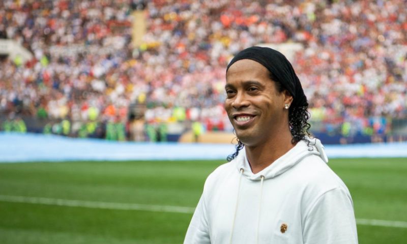 'Ronaldinho in zwaar financieel weer: justitie treft zes (!) euro aan op rekening' Afbeelding: 'Ronaldinho in zwaar financieel weer: justitie treft zes (!) euro aan op rekening'