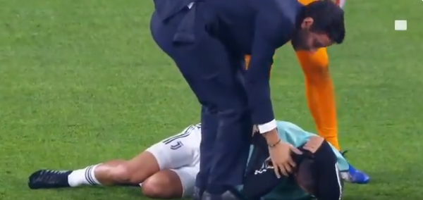 Dybala wordt vol op achterhoofd geraakt door Juve-teamgenoot en gaat naar de grond