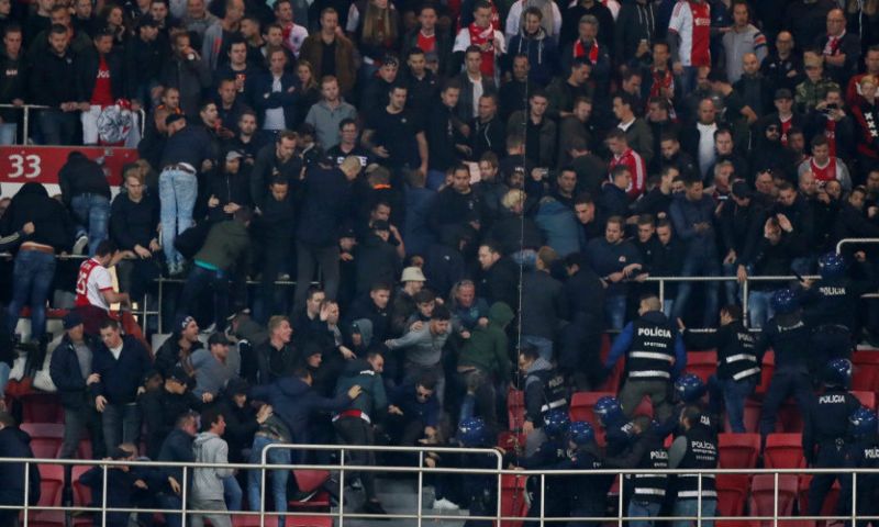'Straf voor Ajax dreigt na rellen tussen fans en politie: UEFA stelt onderzoek in' Afbeelding: 'Straf voor Ajax dreigt na rellen tussen fans en politie: UEFA stelt onderzoek in'