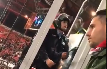 Opvallende beelden: nietsvermoedende Ajax-fan krijgt klap met wapenstok in uitvak