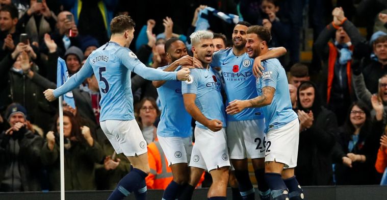 City wint beladen derby en zet United op twaalf punten; Arsenal redt punt