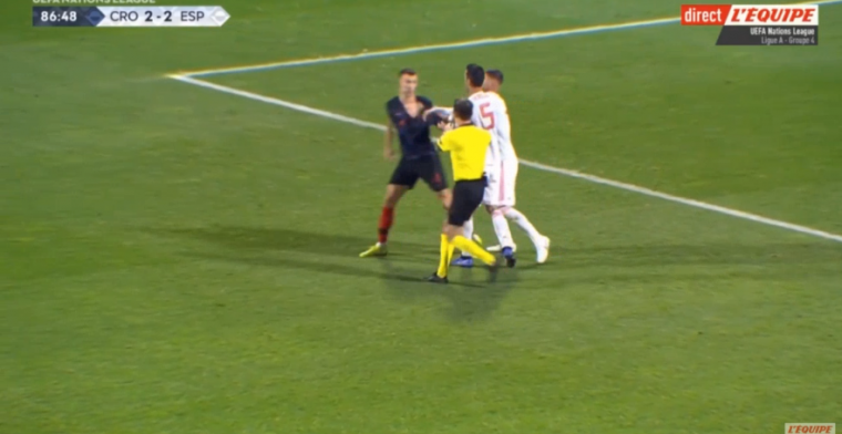 Busquets scheurt shirtje Perisic aan flarden en krijgt duw van boze Modric