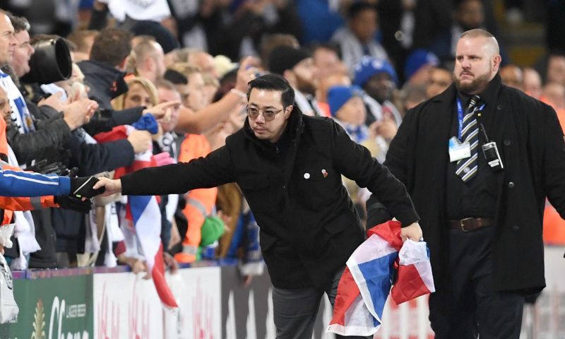Stadionverbod voor fan die over boarding klimt en zoon Srivaddhanaprabha troost Afbeelding: Stadionverbod voor fan die over boarding klimt en zoon Srivaddhanaprabha troost