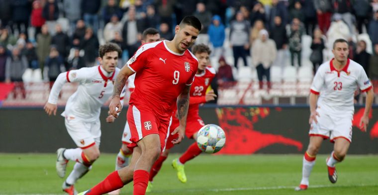 Mitrovic doet 'Memphisje', faalt en gaat door het stof: 'Ik ben stom!'