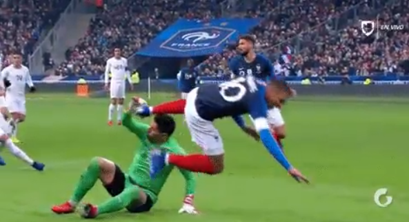 Niet voor de gevoelige kijker: schouder Mbappé uit de kom na ongelukkige valpartij