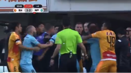 Bizarre taferelen Japan: Iniesta ziet late gelijkmaker keeper en opstootje