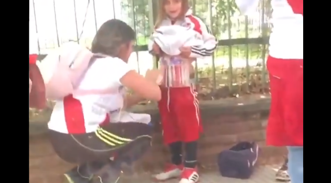 Te bizar: moeder smokkelt via eigen dochter (!) vuurpijlen River Plate-stadion in