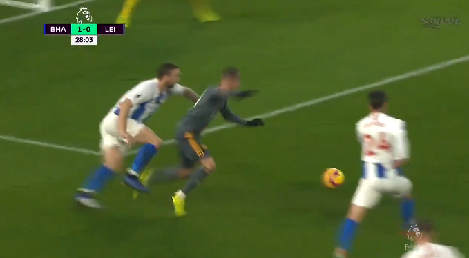 Maddison (Leicester) voor schut: gênante schwalbe levert rode kaart op