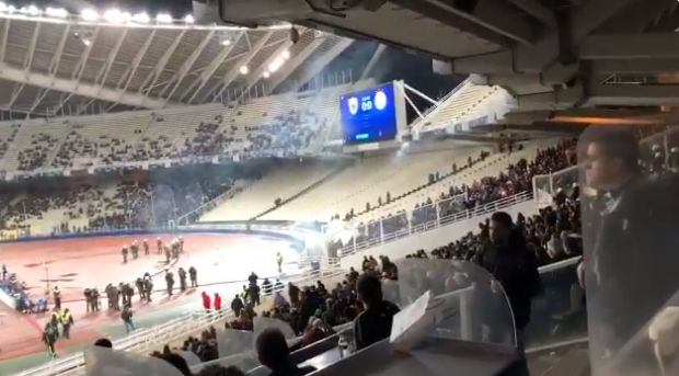 AEK-fans openen weer de aanval op Ajax-vak: vuurwerk vanuit de gracht