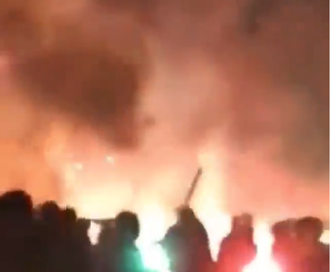 Voetbalhooligans gooien met vuurwerk en zorgen voor complete chaos in Athene