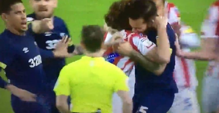 Complete waanzin in Championship: speler zet zijn tanden in shirt van tegenstander