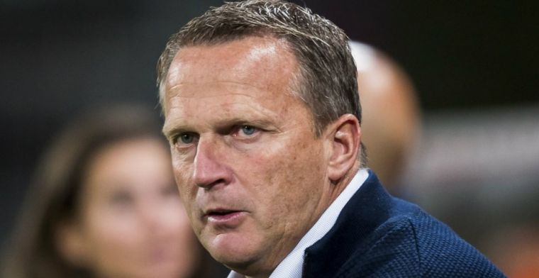 Van den Brom komt met bevestiging: AZ-trainer vertrekt 'in onderling overleg'