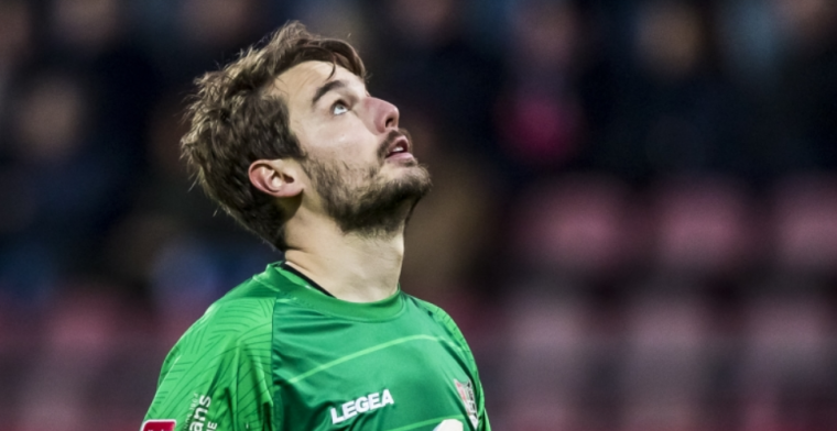 Opblaaspop velt NEC-doelman: 'Nooit meegemaakt, niet op het veld haha'