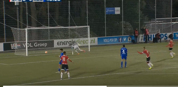 Piroe de grote man bij Jong PSV: vier goals met hulp van blunderende keeper