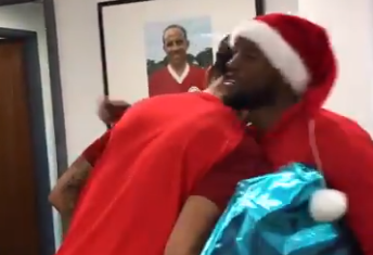 Kerstman Wijnaldum deelt cadeautjes uit aan teamgenoten: 'Another clean sheet'