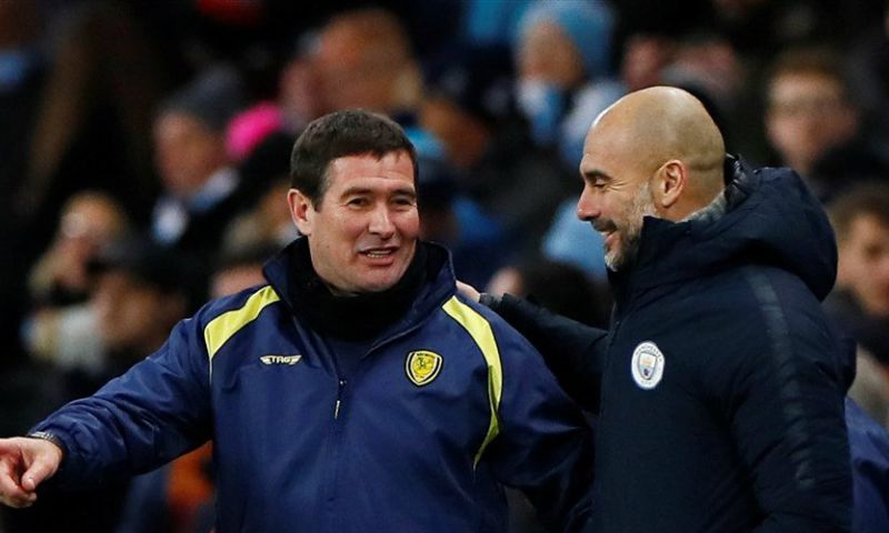Guardiola biedt glas wijn aan na 9-0: 'Hoop dat hij meer dan een glas heeft' Afbeelding: Guardiola biedt glas wijn aan na 9-0: 'Hoop dat hij meer dan een glas heeft'
