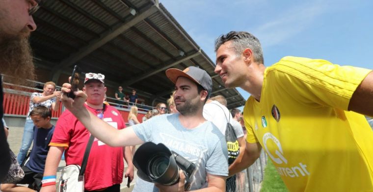 Van Persie: 'Die mensen zijn geen fan, ze willen alleen je handtekening verkopen'