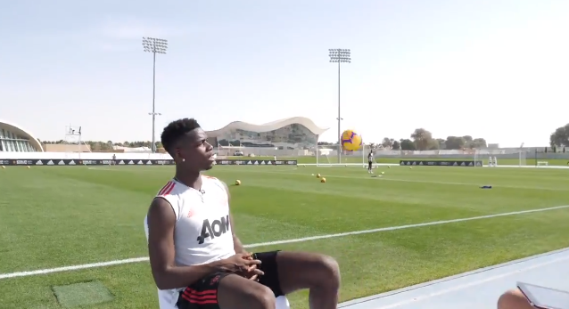 Business as usual: een lesje aannemen tijdens een interview van Paul Pogba