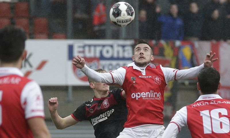 MVV-FC Twente loopt uit de hand: politie sluit relschoppers op in supportershome Afbeelding: MVV-FC Twente loopt uit de hand: politie sluit relschoppers op in supportershome
