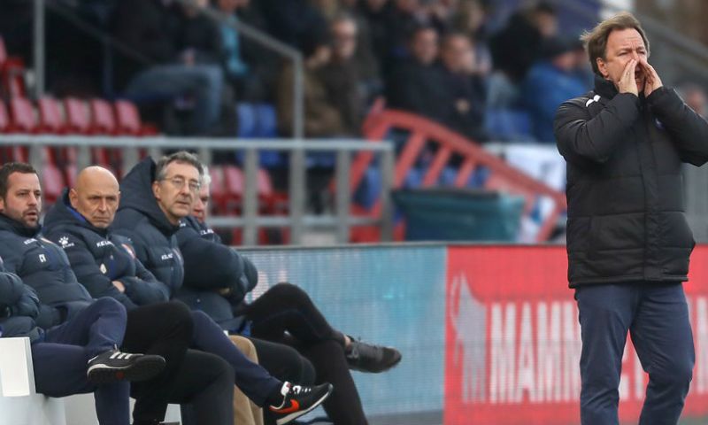 Telstar-trainer Snoei woedend: 'Typisch Telstar: waarom werken de sproeiers niet?' Afbeelding: Telstar-trainer Snoei woedend: 'Typisch Telstar: waarom werken de sproeiers niet?'