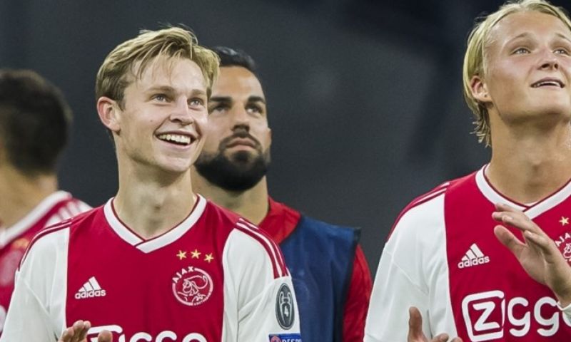 Zaakwaarnemer De Jong doet boekje open: Afbeelding: Zaakwaarnemer De Jong doet boekje open: