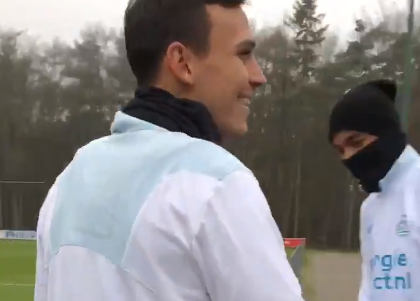 Hilariteit op PSV-training: 'Trent is zijn broek vergeten aan te doen'