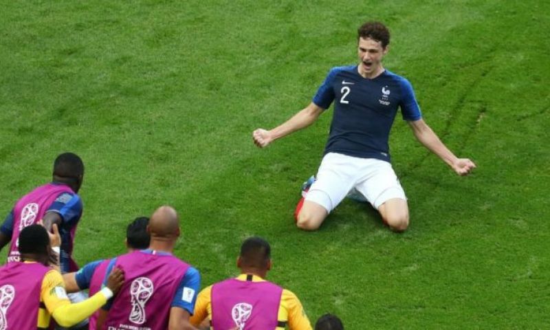 'Transfer Pavard nog niet officieel, clubs melden zich nog altijd bij Stuttgart' Afbeelding: 'Transfer Pavard nog niet officieel, clubs melden zich nog altijd bij Stuttgart'